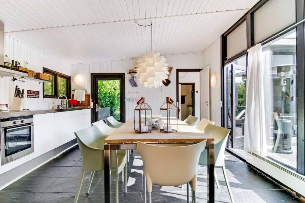 Apartment Cozy Summer House 50 Meter From The Beach, 89 M² Dronningmølle