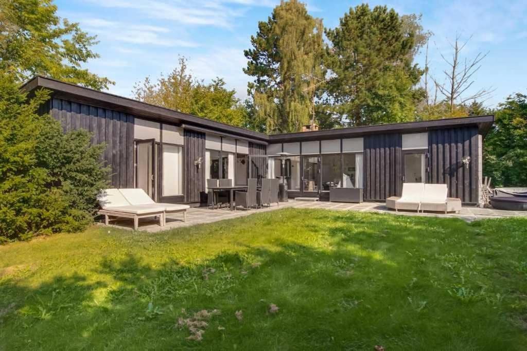 Cozy Summer House 50 Meter From The Beach, 89 M² * Dronningmølle